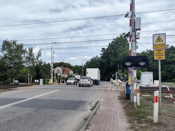 Samochody i piesi przekraczają przejazd kolejowo-drogowy w Sulejówku. W jego miejsce powstanie tunel, fot. Anna Szczygieł
