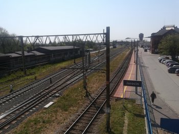 Stacja Jarocin tory, sieć trakcyjna i peron fot. Radek Śledziński