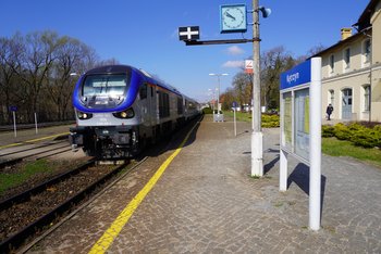 Pociąg pasażerski stojący przy peronie stacji Kętrzyn, 22.04.2022 fot. Tomasz Kiełbasa