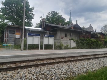 Gabloty informacyjne na peronie przystanku kolejowego w Nietkowie fot. Radosław Śledziński