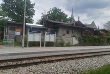 Gabloty informacyjne na peronie przystanku kolejowego w Nietkowie fot. Radosław Śledziński