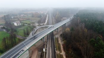 Mokra Wieś - wiadukt nad torami jadą samochody, fot. Artur Lewandowski PKP Polskie Linie Kolejowe SA (1)