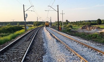 Maszyna podsypuje tłuczeń pod nowy tor na nowym przystanku w Dąbrówce Zabłotniej